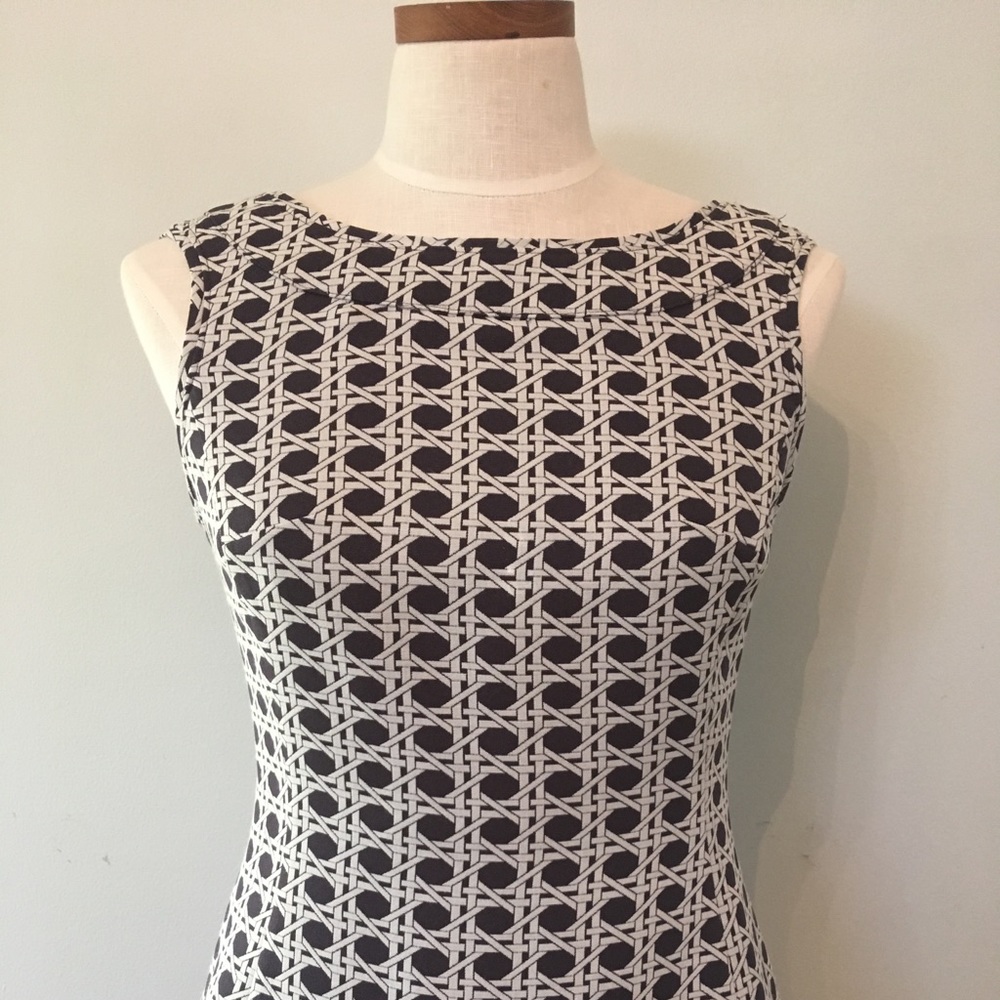 Banana Republic sleeveless round neck tank top